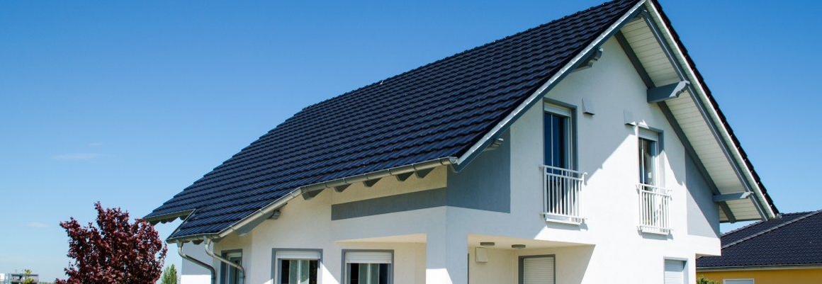 Modernes Haus mit schwarzem Dach